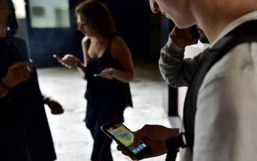 Roma, deridono compagno su WhatsApp: 4 studenti ammoniti dal questore