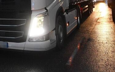 Tir che trasporta maiali si ribalta nel Cuneese: traffico in tilt