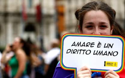 Gay Pride: cortei, cartelli e bandiere arcobaleno in Italia
