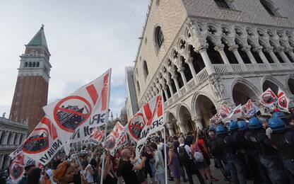 Venezia, 8mila persone in corteo contro le Grandi Navi
