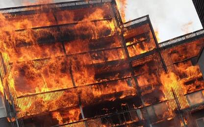 Londra, incendio in un palazzo di 6 piani: nessun ferito. VIDEO