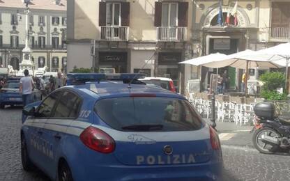 Napoli, legano una donna durante una rapina: indagini in corso
