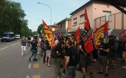 Migranti, hub chiuso a Bologna: proteste davanti ai cancelli
