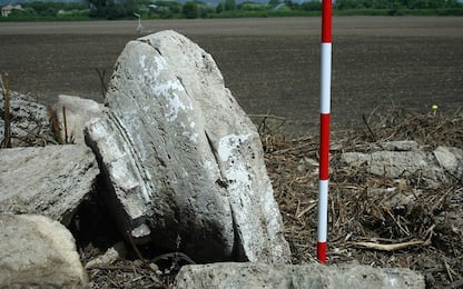 Emergono resti di un edificio dorico dalle mura di Paestum