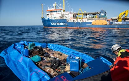 Migranti, la Sea Watch 3 cambia rotta e torna vicino a Lampedusa