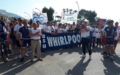 Whirlpool, sit-in degli operai davanti al consolato americano a Napoli