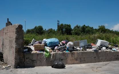 Napoli, abbandonano rifiuti speciali per strada: denunciati