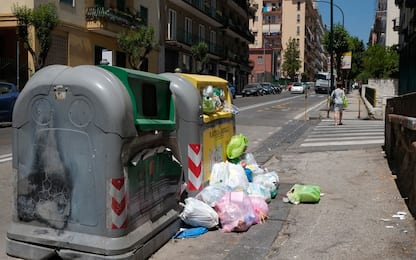 Napoli, emergenza rifiuti: cumuli in strada. FOTO 