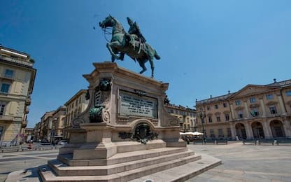 Torino, sale su monumento per un selfie e cade: in prognosi riservata