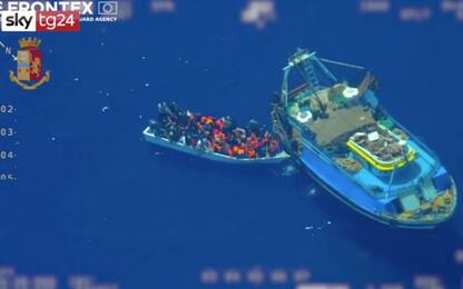  VIDEO. Migranti, trasbordo dalla ‘nave madre’ a largo di Lampedusa
