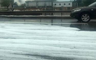 Violenta grandinata a Napoli, imbiancata la zona ospedaliera
