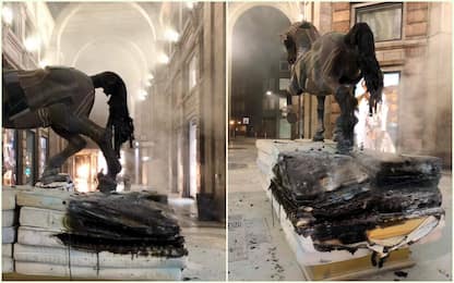 Milano, incendiato il cavallo di Leonardo di Marras. FOTO