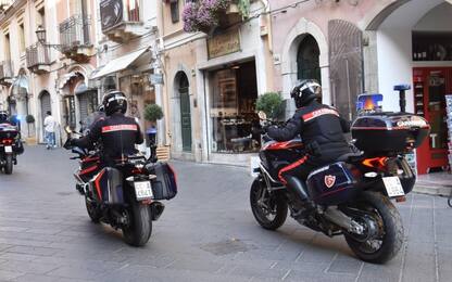 Taormina, rubano in quattro negozi: arrestata una coppia di turisti