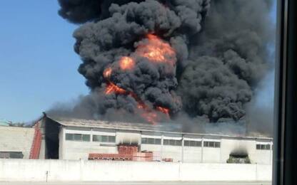Sardegna, incendio in un capannone a Tortolì: nube di fumo sulla città