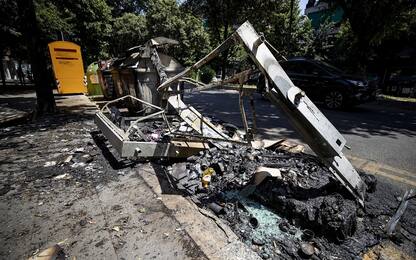 Roma, ancora cassonetti in fiamme: danneggiata anche un'auto