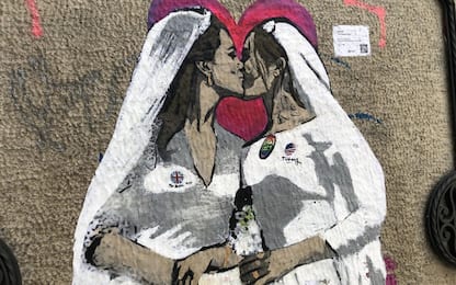 Milano, Royal Kiss tra Meghan e Kate: il murale di Tvboy per il Pride