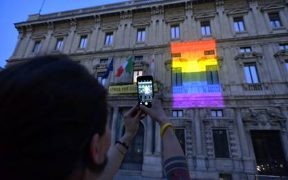 Milano, Gay Pride 2019: Palazzo Marino è un arcobaleno
