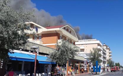 Misano Adriatico, incendio in un hotel: due feriti e 10 intossicati