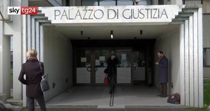 Sesso con minore a Prato, processo rinviato: mamma in aula con marito