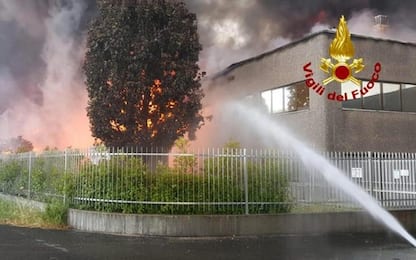 Vicenza, incendio in fabbrica a Brendola: nube tossica. VIDEO