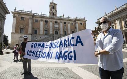 Roma, protesta in Campidoglio per l'emergenza rifiuti. FOTO
