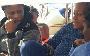 Mediterranea, in 13 trasbordati su motovedetta della Guardia Costiera