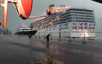 Venezia, la prua della grande nave vista dal molo. VIDEO
