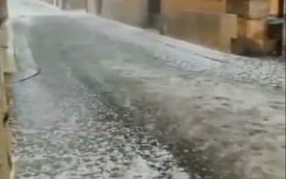 Verona, grandinata e fiume d’acqua per strada. VIDEO