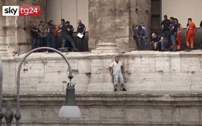 Roma, minaccia di buttarsi giù dal Colosseo: salvato dalla polizia