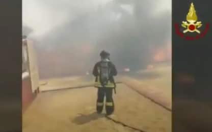 Catania, incendio sul litorale: bagnanti in fuga. FOTO e VIDEO