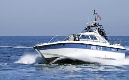 Fiumicino, barca in avaria rischia urto contro scogli: salvato un uomo