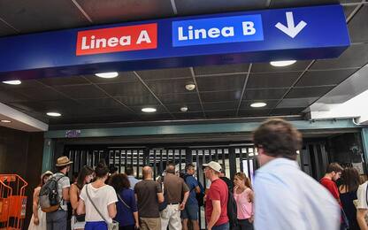 Roma, donna rimane incastrata tra metro e banchina a Termini
