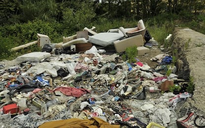 Napoli, sorpreso ad abbandonare rifiuti in strada: 500 euro di multa 