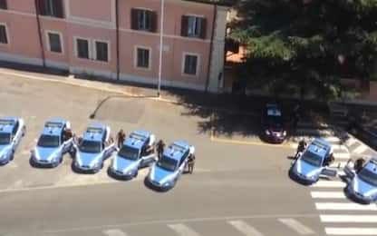 Carabiniere ucciso, l'omaggio della polizia a sirene spiegate: VIDEO