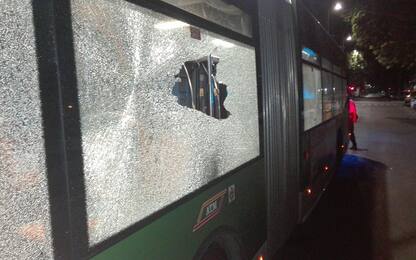 Spari contro un filobus vuoto a Milano: proclamato sciopero per sabato