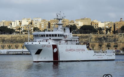 Oltre 130 migranti su nave Guardia Costiera. Salvini: "Non sbarcano"