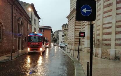 Maltempo, a Verona crolla una parte del tetto del Duomo