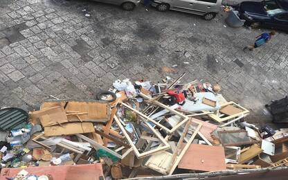 Acerra, abbandona rifiuti davanti ai vigili urbani: multata