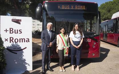 Roma, sindaca Raggi presenta ai cittadini i nuovi bus: "Sono vostri"