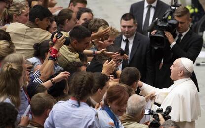 Papa a giovani: "Libertà non arriva stando con il telefonino"
