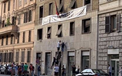 Roma, Casapound: rimossa scritta dalla sede. Raggi: "Solo l'inizio"