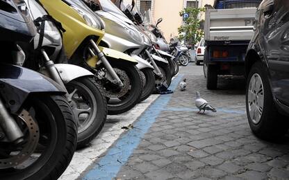 Cerca di rubare dalle auto in sosta, arrestato e denunciato a Palermo