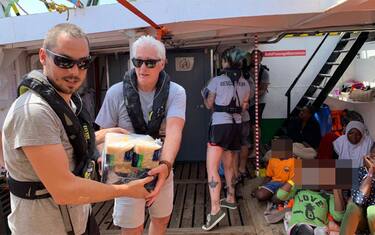 Richard Gere sulla Open Arms: fate sbarcare i migranti. VIDEO