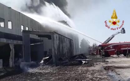 Incendio Faenza, il magazzino brucia ancora
