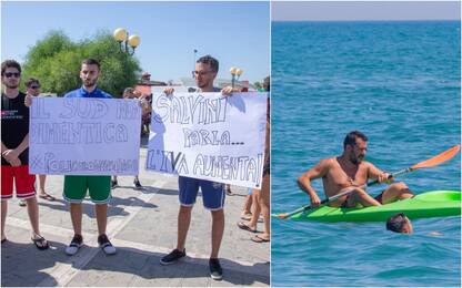 Contestazioni al "Beach Tour", Salvini fa un giro in canoa