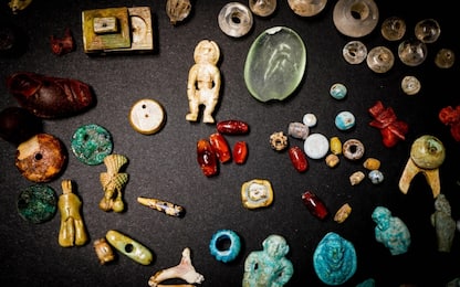 Pompei, trovato il tesoro della fattucchiera: ci sono ambre e cristalli