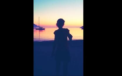 Nadia Toffa balla in spiaggia al tramonto, l'addio delle Iene. VIDEO