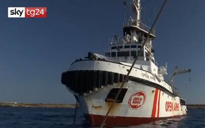 Open Arms, Sky Tg24 si avvicina alla nave della ong: VIDEO
