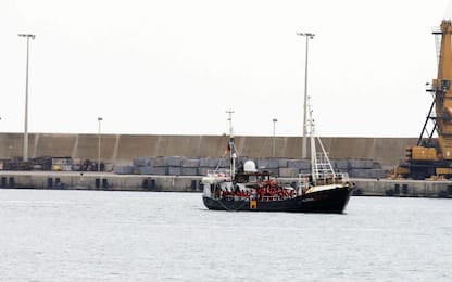 Nave Eleonore forza divieto ingresso, migranti sbarcano dopo sequestro