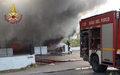 Incendio ad Ardea, in fiamme un capannone: nessun ferito